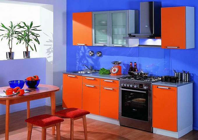 Сине оранжевая кухня из пластика